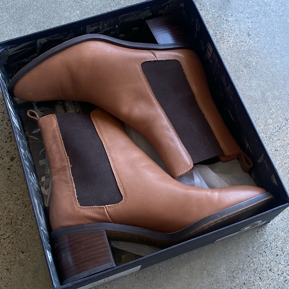 Alias Mae Leather Chelsea Boot with Heel — excellent condition.